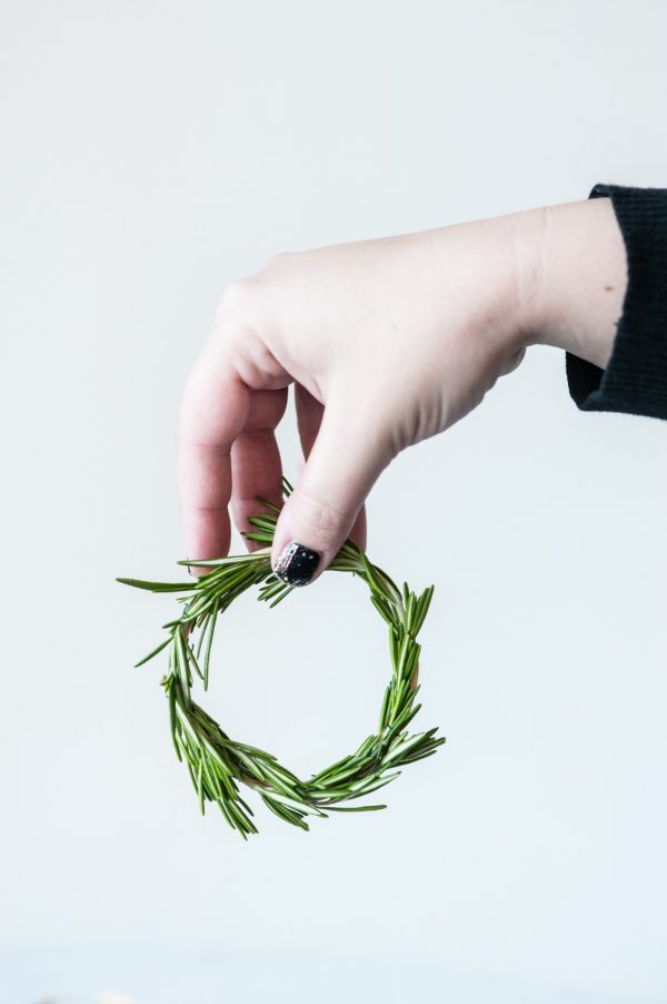 DIY Mini Rosemary Wreath Garland by @cydconverse