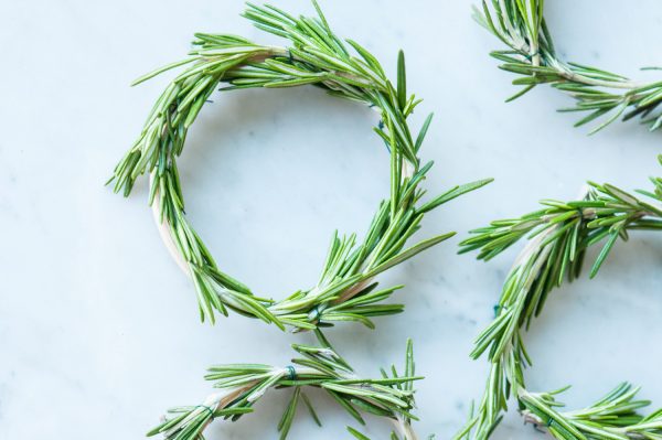 DIY Mini Rosemary Wreath Garland by @cydconverse