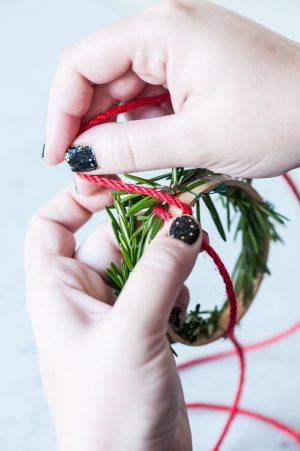 DIY Mini Rosemary Wreath Garland by @cydconverse