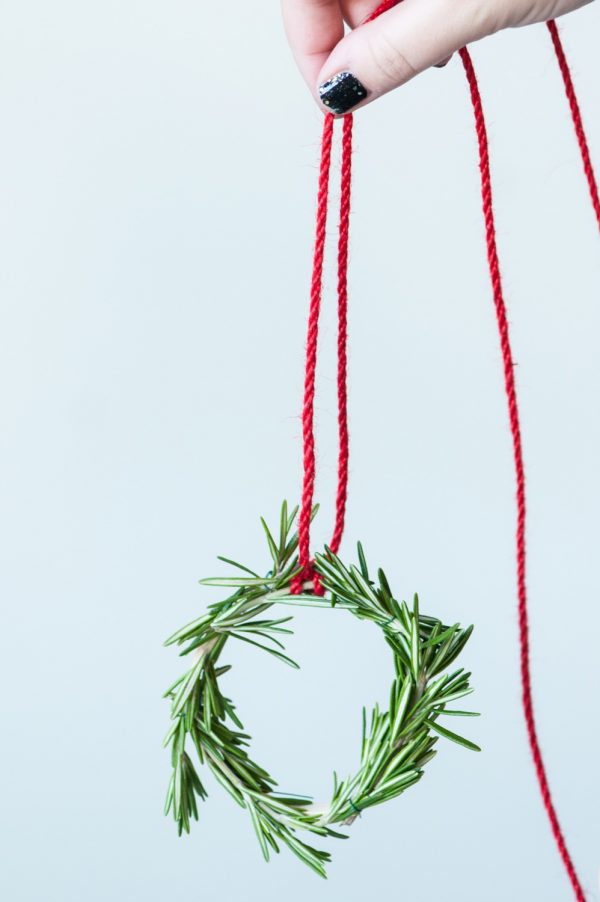 DIY Mini Rosemary Wreath Garland by @cydconverse