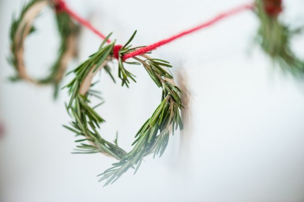 DIY Mini Rosemary Wreath Garland by @cydconverse