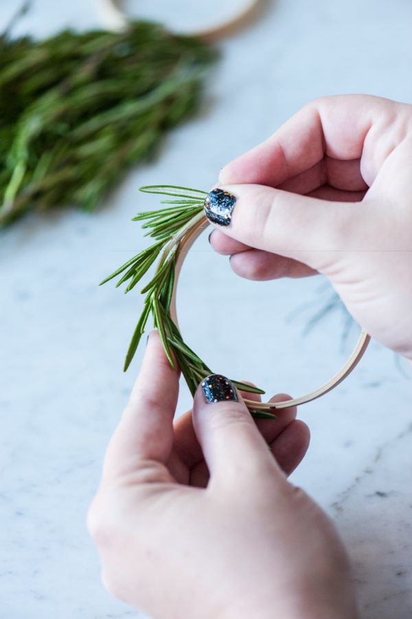 DIY Mini Rosemary Wreath Garland by @cydconverse