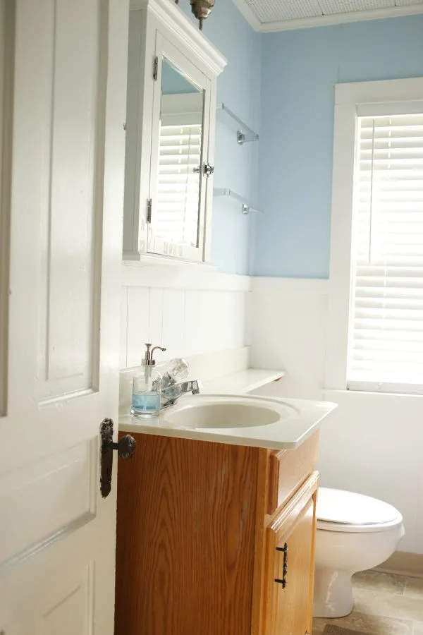 Mini Bathroom Renovation | Bathroom Paint Colors from @cydconverse and @valsparpaint