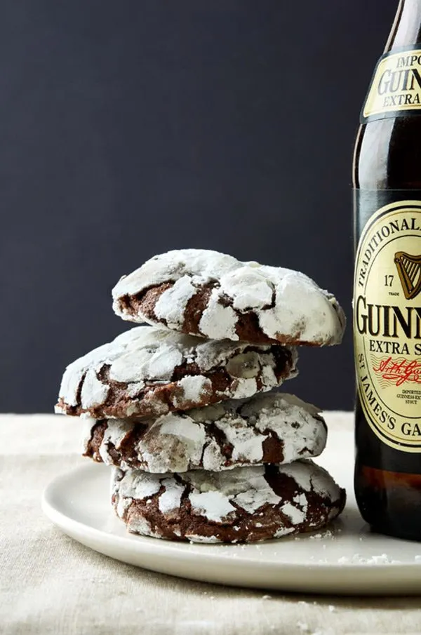 Guinness Crinkle Cookies | 17 Awesome Guinness Recipes from @cydconverse