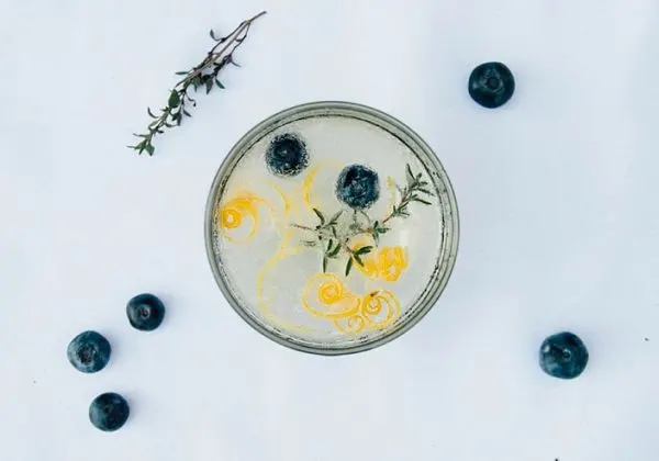 Lemon Thyme Blueberry Spritzer | Cocktails Recipes from @cydconverse