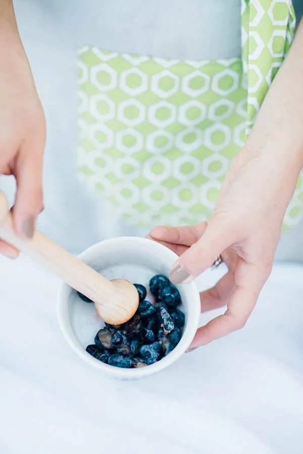 Lemon Thyme Blueberry Spritzer | Cocktails Recipes from @cydconverse