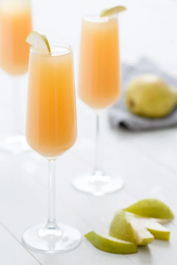 Pear Mimosas | Mimosa recipes + Easter brunch ideas from @cydconverse