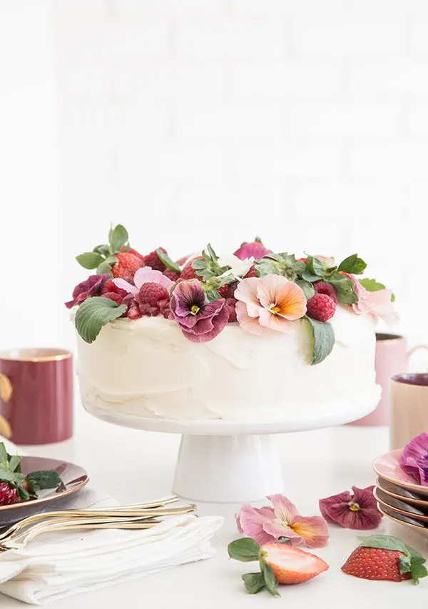 Pink Velvet Cake with Edible Flowers | 15 Gorgeous Easter Cakes from @cydconverse