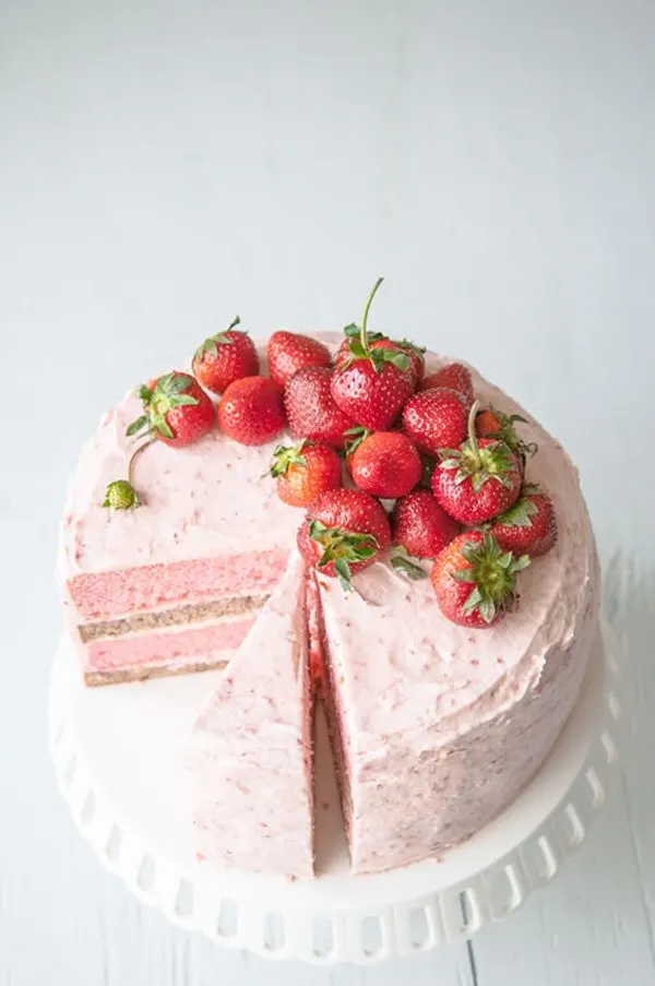 Strawberry Banana Milkshake Cake | 15 Gorgeous Easter Cakes from @cydconverse