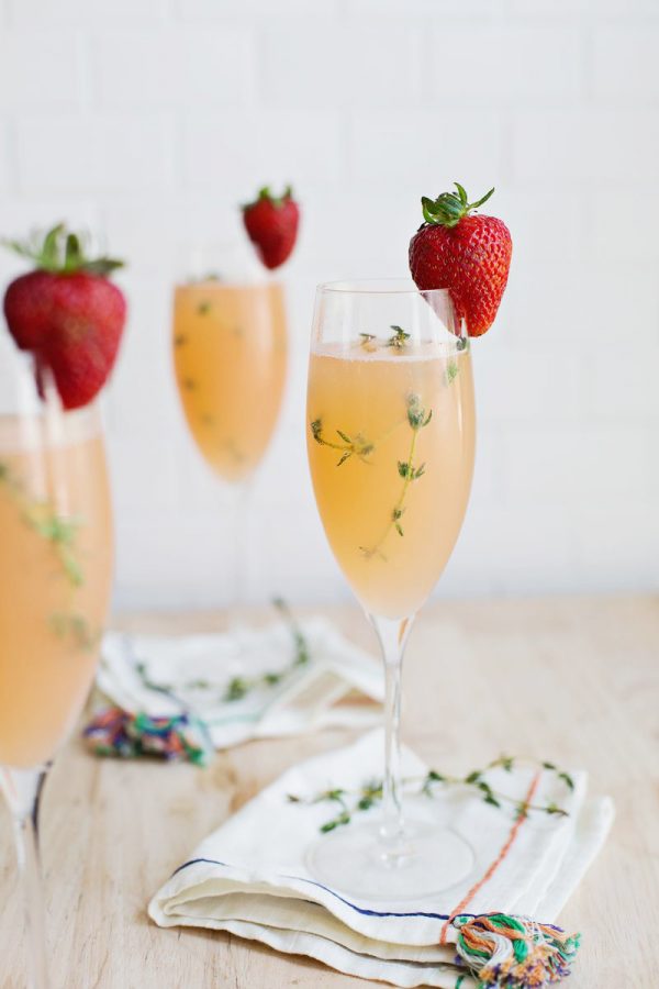 Strawberry Grapefruit Mimosa | Mimosa recipes + Easter brunch ideas from @cydconverse