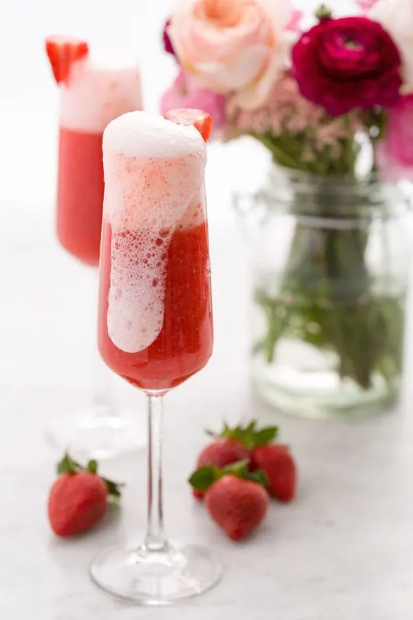Strawberry Mimosa | Mimosa recipes + Easter brunch ideas from @cydconverse