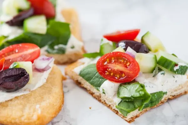 Mediterranean Veggie Flatbread Recipe | Entertaining ideas, appetizer recipes and more from @cydconverse