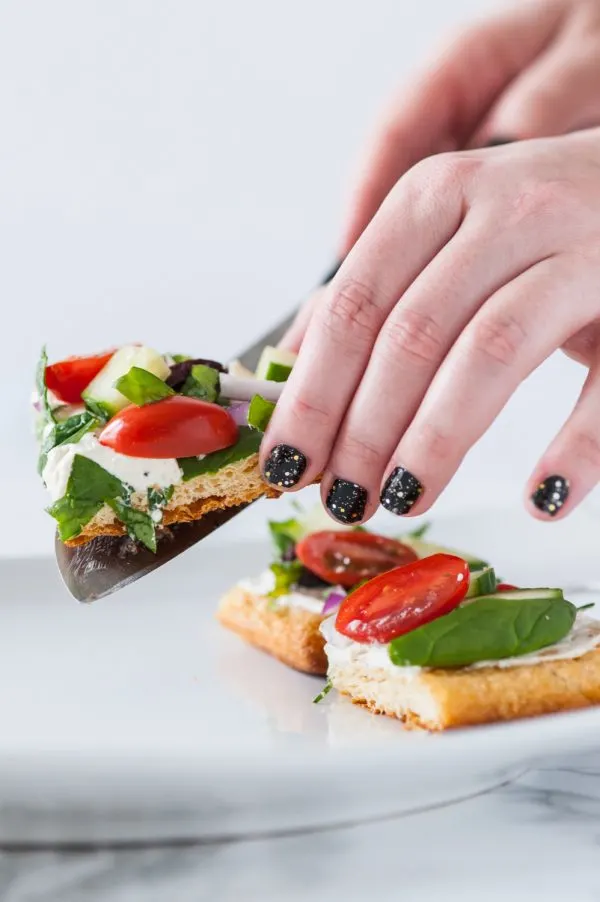 Mediterranean Veggie Flatbread Recipe | Entertaining ideas, appetizer recipes and more from @cydconverse