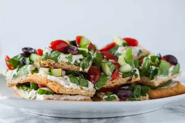 Mediterranean Veggie Flatbread Recipe | Entertaining ideas, appetizer recipes and more from @cydconverse