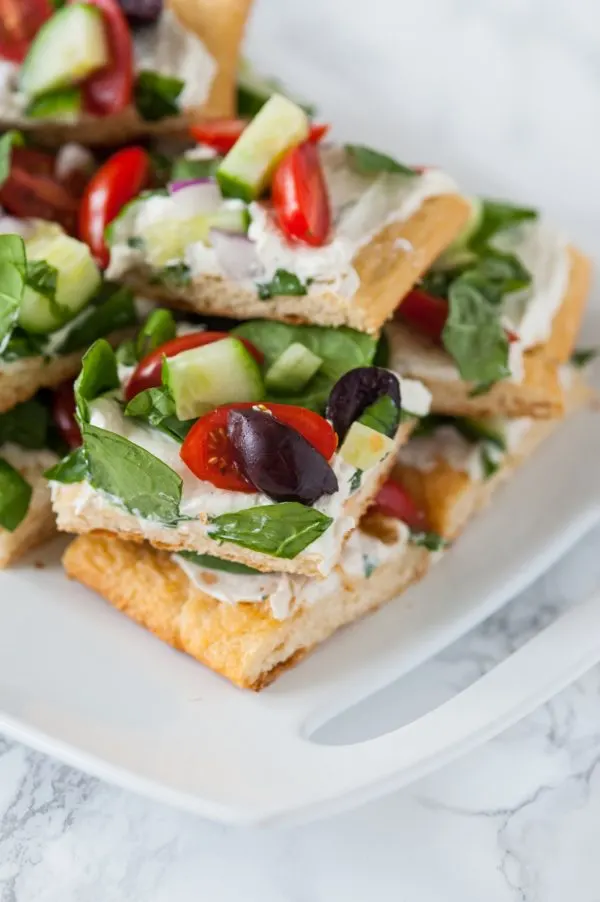 Mediterranean Veggie Flatbread Recipe | Entertaining ideas, appetizer recipes and more from @cydconverse