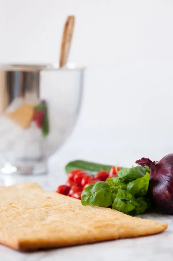 Mediterranean Veggie Flatbread Recipe | Entertaining ideas, appetizer recipes and more from @cydconverse