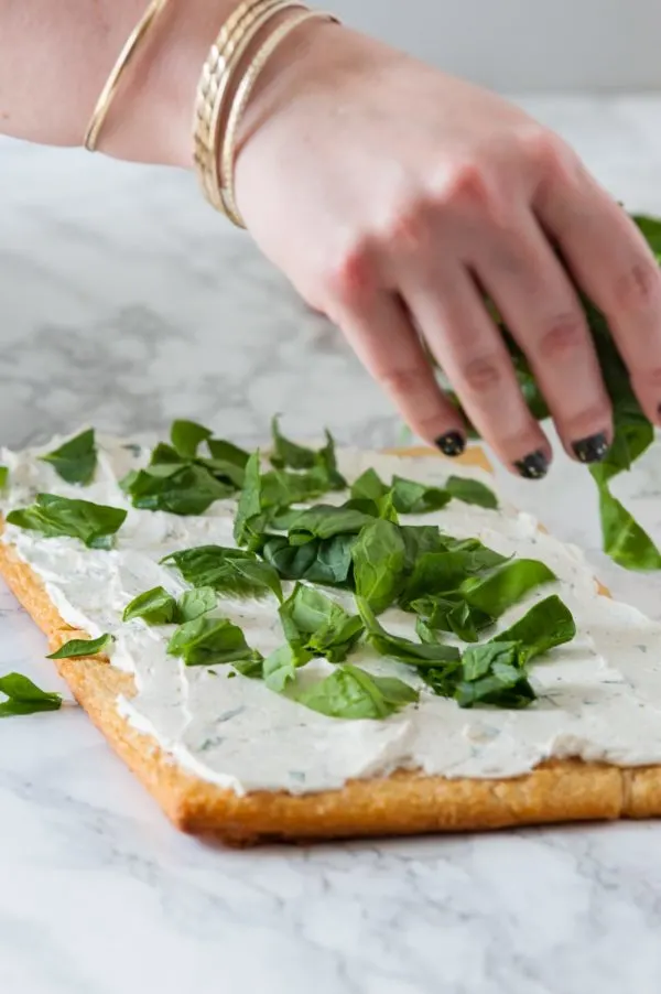 Mediterranean Veggie Flatbread Recipe | Entertaining ideas, appetizer recipes and more from @cydconverse