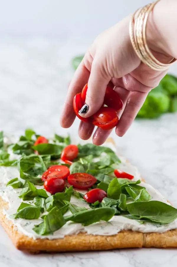 Mediterranean Veggie Flatbread Recipe | Entertaining ideas, appetizer recipes and more from @cydconverse