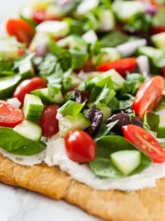 Mediterranean Veggie Flatbread Recipe | Entertaining ideas, appetizer recipes and more from @cydconverse