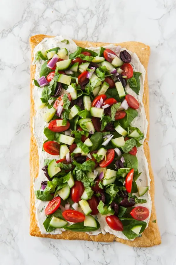 Mediterranean Veggie Flatbread Recipe | Entertaining ideas, appetizer recipes and more from @cydconverse