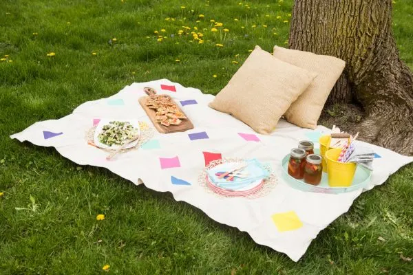 DIY Picnic Blanket | Click through for the tutorial or repin to save for later! Visit @cydconverse for DIY projects, party ideas, entertaining ideas and more!