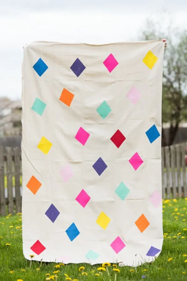 DIY Picnic Blanket | Click through for the tutorial or repin to save for later! Visit @cydconverse for DIY projects, party ideas, entertaining ideas and more!