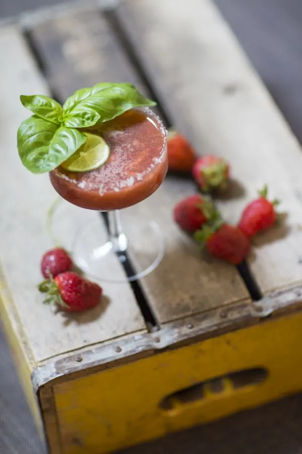 Fresh Strawberry Margarita Recipe | Cinco de Mayo ideas and margarita recipes from @cydconverse | Repin to save or click through for more party ideas and recipes!