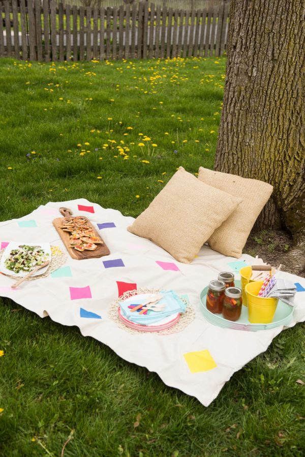 DIY Picnic Blanket | Click through for the tutorial or repin to save for later! Visit @cydconverse for DIY projects, party ideas, entertaining ideas and more!