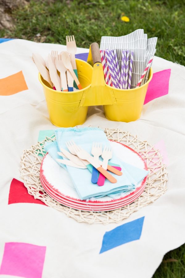 DIY Picnic Blanket | Click through for the tutorial or repin to save for later! Visit @cydconverse for DIY projects, party ideas, entertaining ideas and more!
