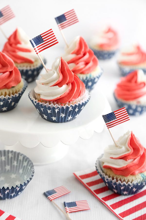 4th of July Cupcakes | Patriotic 4th of July recipes from @cydconverse plus more 4th of July party ideas, entertaining ideas and more!