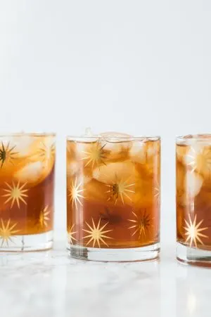 Peach Whiskey Smash Cocktail Recipe | Whiskey cocktails, cocktail recipes and entertaining ideas from @cydconverse