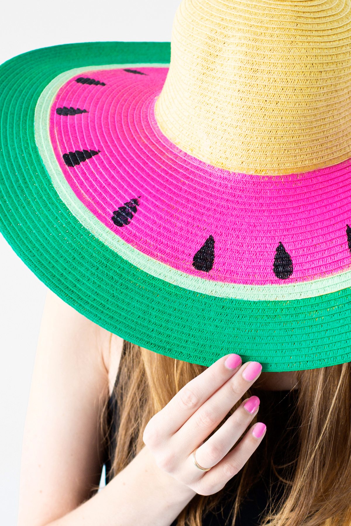DIY Beach Hat | DIY ideas for summer beach days and other fun summer ideas from @cydconverse