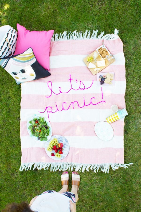 DIY Picnic Blanket | DIY ideas for summer beach days and other fun summer ideas from @cydconverse