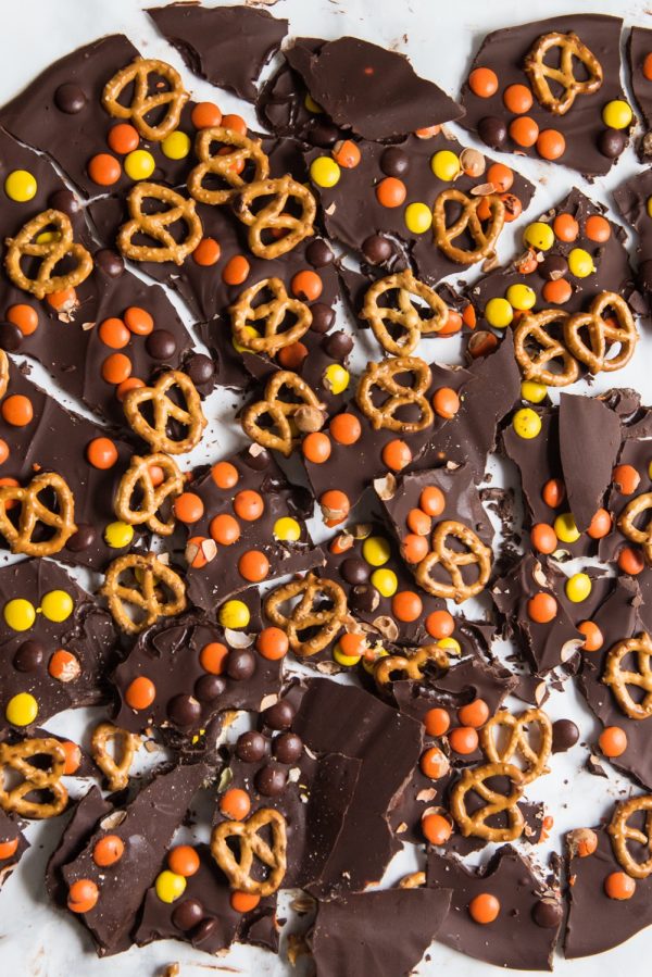 Halloween Candy Bark Recipe | Halloween party ideas, Halloween recipes and entertaining tips from @cydconverse