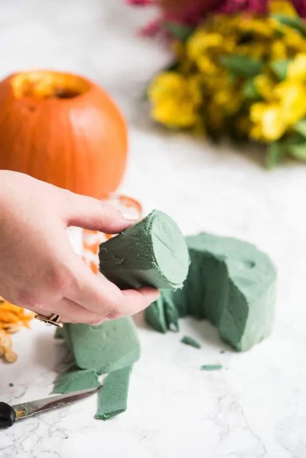 DIY Pumpkin Flower Arrangements | Thanksgiving ideas, Thanksgiving crafts, Thanksgiving table ideas and more DIY projects from @cydconverse