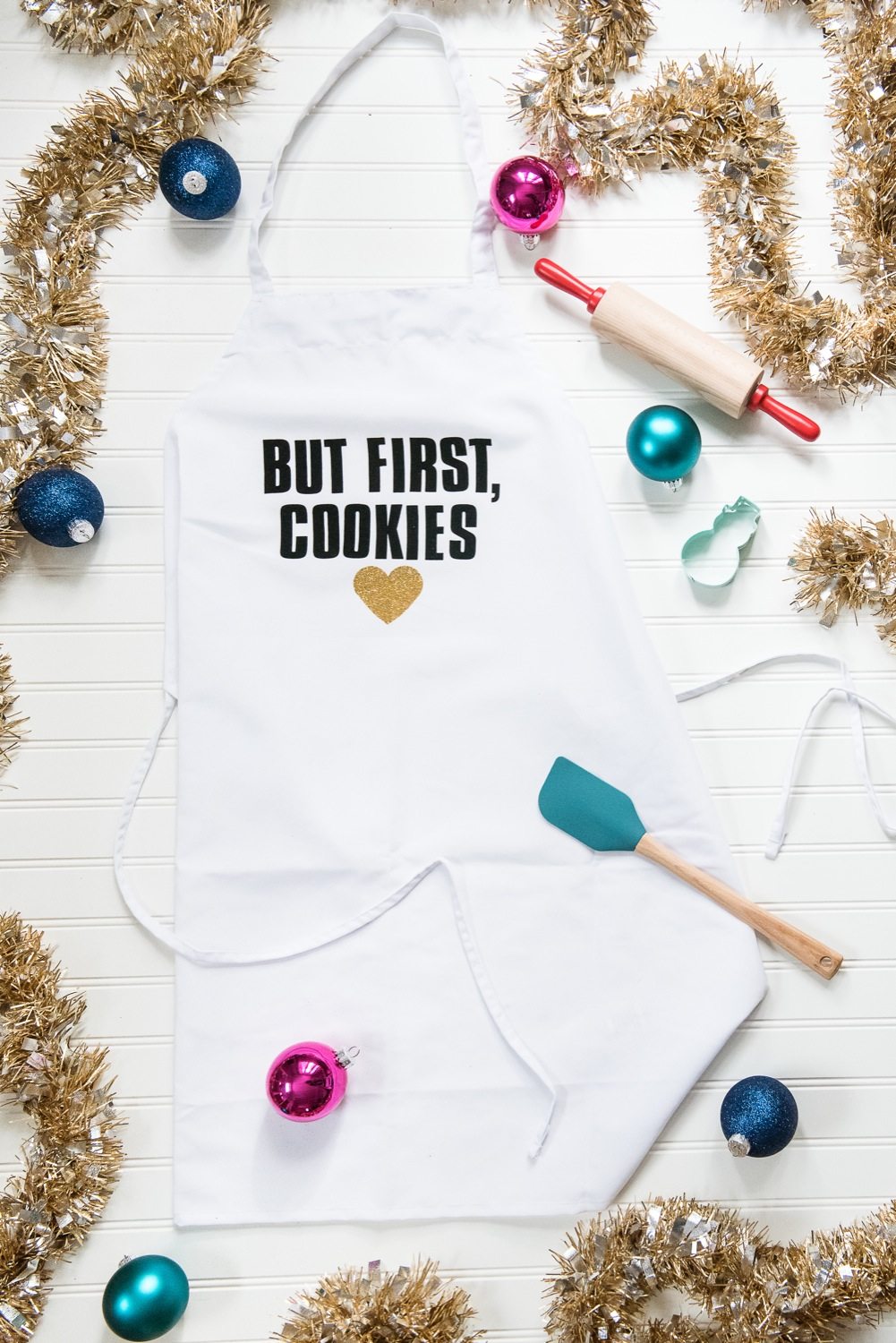 DIY Graphic Aprons from @cydconverse | Hostess gift ideas, DIY gifts, homemade gifts, entertaining ideas and more!