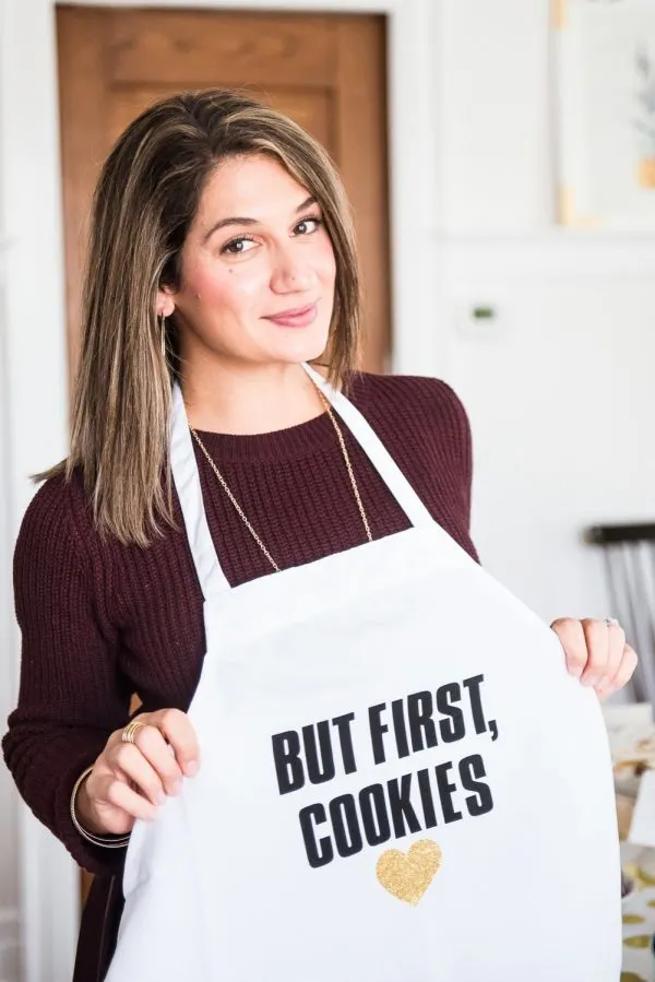 DIY Graphic Aprons from @cydconverse | Hostess gift ideas, DIY gifts, homemade gifts, entertaining ideas and more!