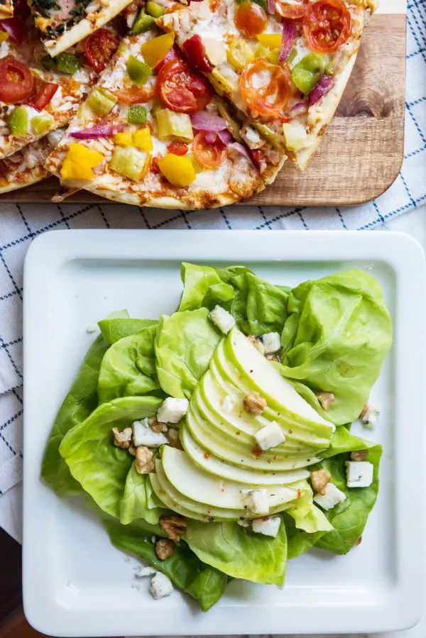 Easy Weeknight Dinner Ideas | Pizza and salad pairings from @cydconverse plus more recipes, entertaining tips, party ideas and more!