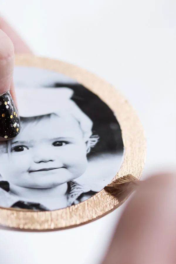 DIY Gilded Photo Ornaments | Homemade ornaments, Christmas DIY ideas, homemade gifts and more from @cydconverse