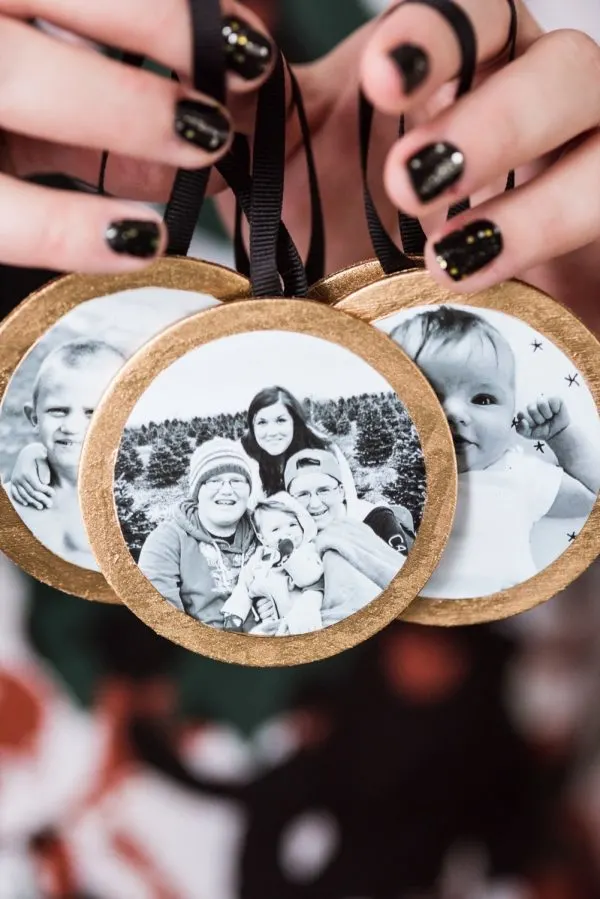 DIY Gilded Photo Ornaments | Homemade ornaments, Christmas DIY ideas, homemade gifts and more from @cydconverse