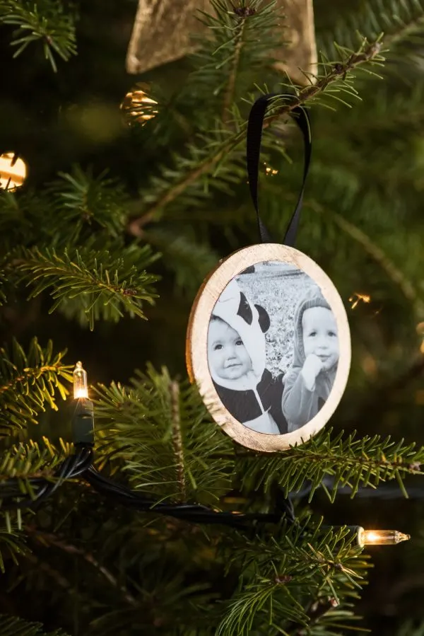 DIY Gilded Photo Ornaments | Homemade ornaments, Christmas DIY ideas, homemade gifts and more from @cydconverse