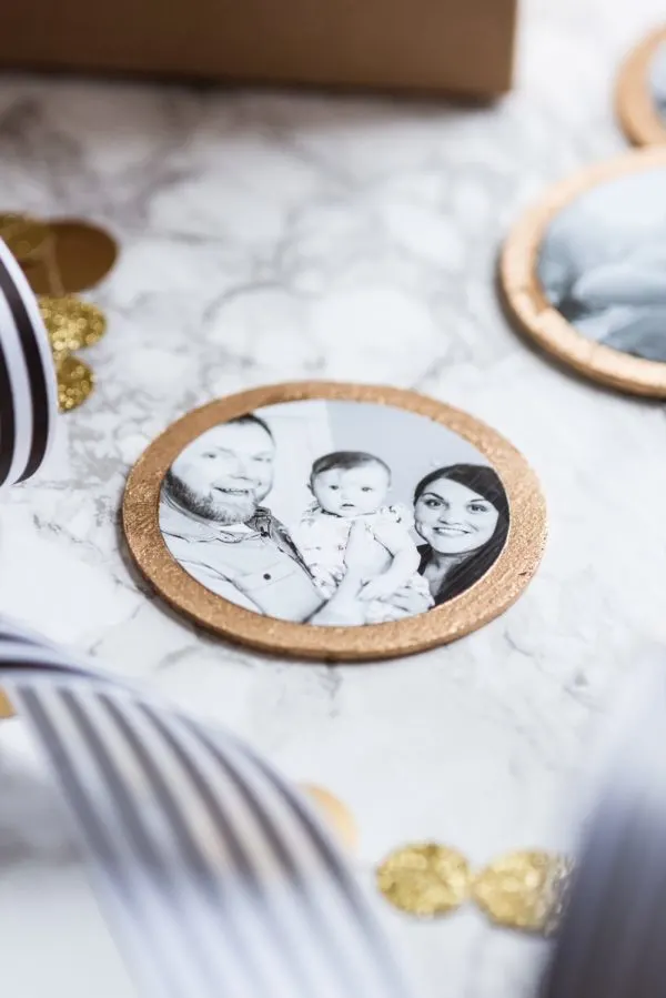 DIY Gilded Photo Ornaments | Homemade ornaments, Christmas DIY ideas, homemade gifts and more from @cydconverse