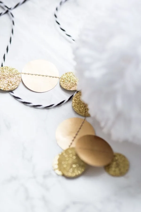 DIY Gilded Photo Ornaments | Homemade ornaments, Christmas DIY ideas, homemade gifts and more from @cydconverse