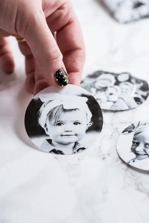 DIY Gilded Photo Ornaments | Homemade ornaments, Christmas DIY ideas, homemade gifts and more from @cydconverse