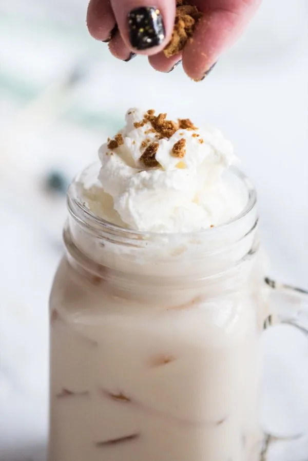 Gingerbread White Russian Recipe | Cocktail recipes, Christmas cocktails, entertaining tips and party ideas from @cydconverse