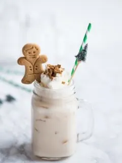 Gingerbread White Russian Recipe | Cocktail recipes, Christmas cocktails, entertaining tips and party ideas from @cydconverse
