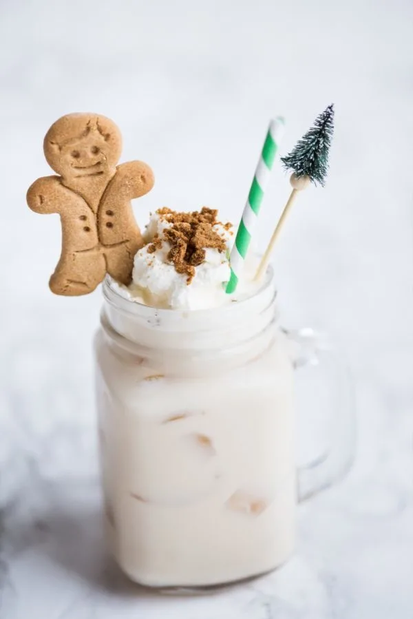 Gingerbread White Russian Recipe | Cocktail recipes, Christmas cocktails, entertaining tips and party ideas from @cydconverse