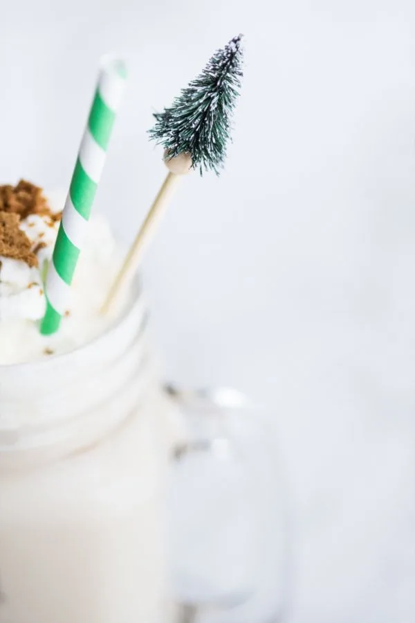 Gingerbread White Russian Recipe | Cocktail recipes, Christmas cocktails, entertaining tips and party ideas from @cydconverse