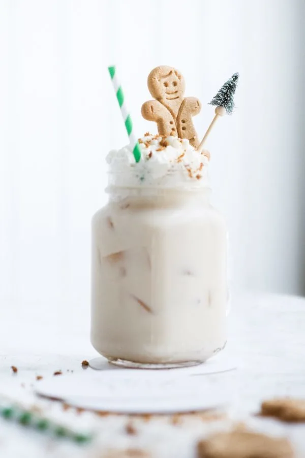 Gingerbread White Russian Recipe | Cocktail recipes, Christmas cocktails, entertaining tips and party ideas from @cydconverse