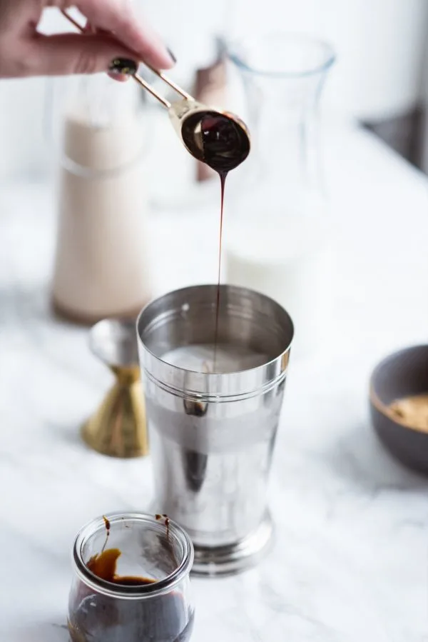 Gingerbread White Russian Recipe | Cocktail recipes, Christmas cocktails, entertaining tips and party ideas from @cydconverse